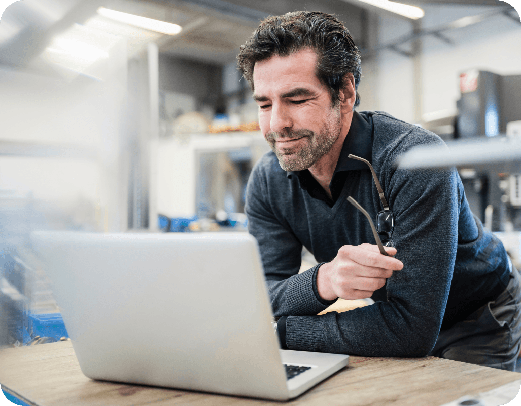 Asesor energético revisando datos y facturas con un cliente