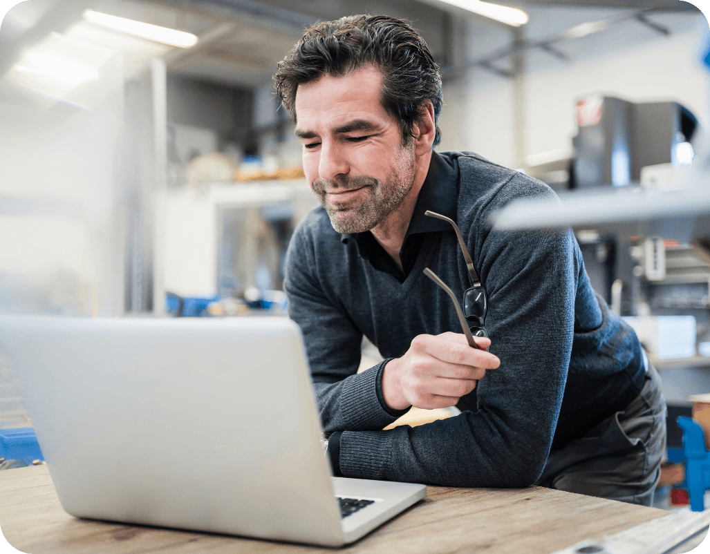 Comercial autónomo trabajando oportunidades desde un portátil