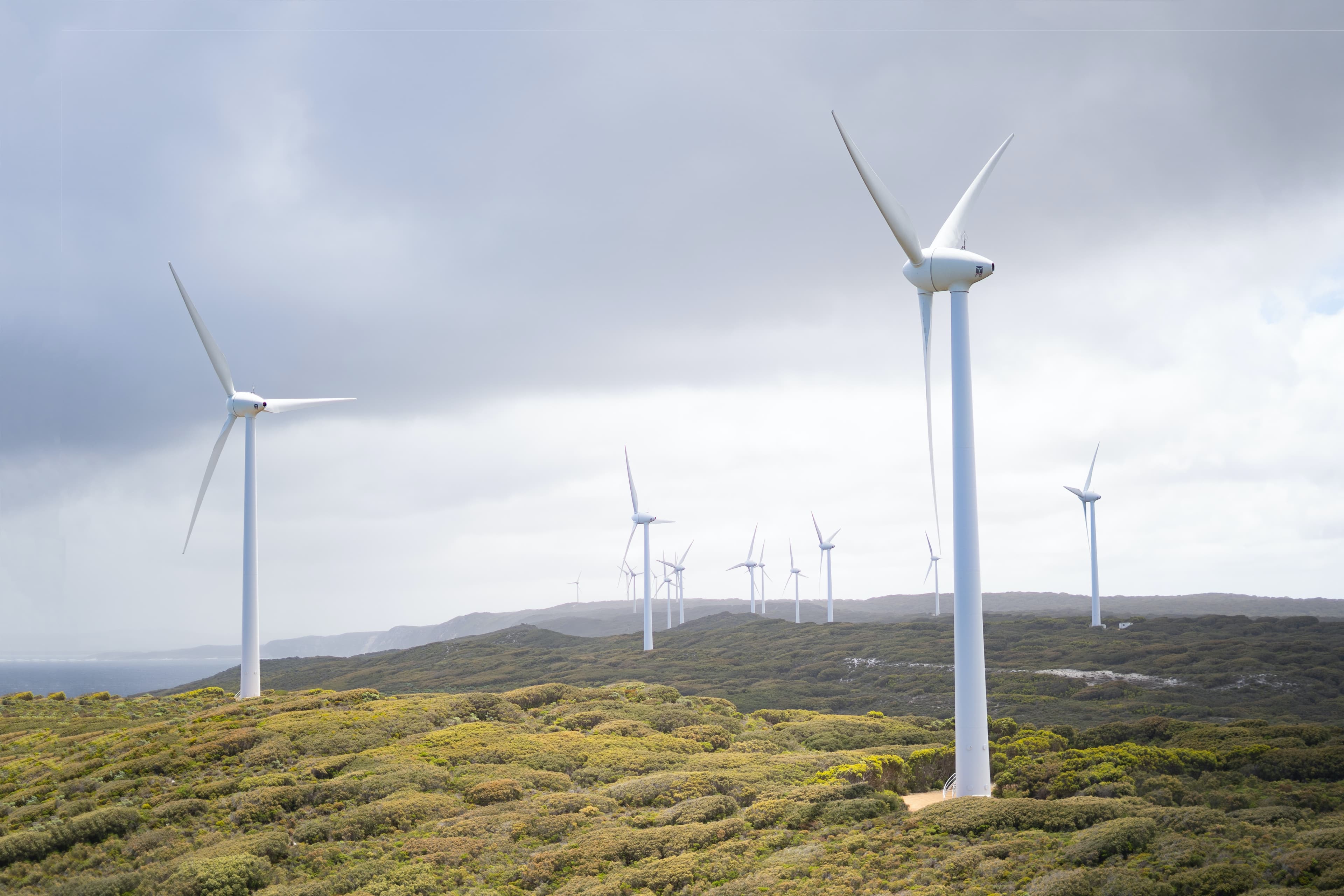 Las Energías renovables Combaten directamente el cambio climático al tener cero emisiones de CO2, Reducen la contaminación y mejoran la calidad del aire, Ayudan a mantener intactos los recursos naturales no renovables del planeta, Mejoran la calidad de vida y estabilizan la economía, Ayudan a garantizar un buen futuro a las nuevas generaciones, Son una fuente inagotable de energía, Permiten reducir la dependencia energética de terceros, Contribuyen a la creación de empleo hasta 5 veces más que con otras energías, Son energías seguras y que no suponen riesgos para la salud, No requieren custodiar sus residuos, Contribuyen a implantar nuevas empresas e industrias verdes, No generan residuos difíciles de tratar, Es un recurso endógeno, por lo que no es necesario importarla de otros lugares