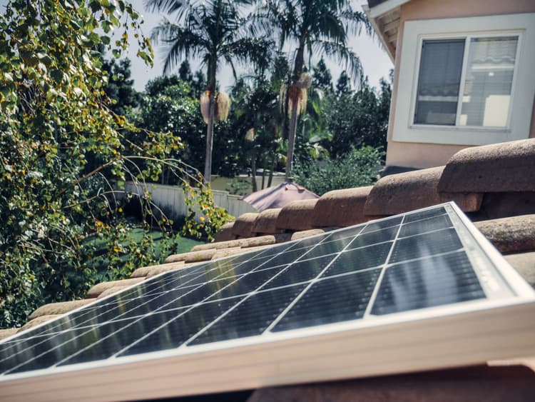 Las Energías Renovables son aquellas que se obtienen a partir de fuentes naturales inagotables, como el sol, el viento, el agua, el calor geotérmico y la biomasa. Estas energías son consideradas "renovables" debido a que su disponibilidad no se agotará con el tiempo, a diferencia de los combustibles fósiles, que son finitos.

Además, las energías renovables son una alternativa sostenible y ecológica a los combustibles fósiles, ya que no emiten gases de efecto invernadero ni otros contaminantes perjudiciales para el medio ambiente. Su adopción a nivel global es crucial para combatir el cambio climático y garantizar un futuro energético más seguro y sostenible.

Las energías renovables pueden ser utilizadas para generar electricidad, calefacción y refrigeración. Su tecnología ha avanzado significativamente en los últimos años, lo que ha llevado a una mayor accesibilidad y asequibilidad para los consumidores. La inversión en energías renovables es un paso importante hacia un futuro energético más sostenible y verde.