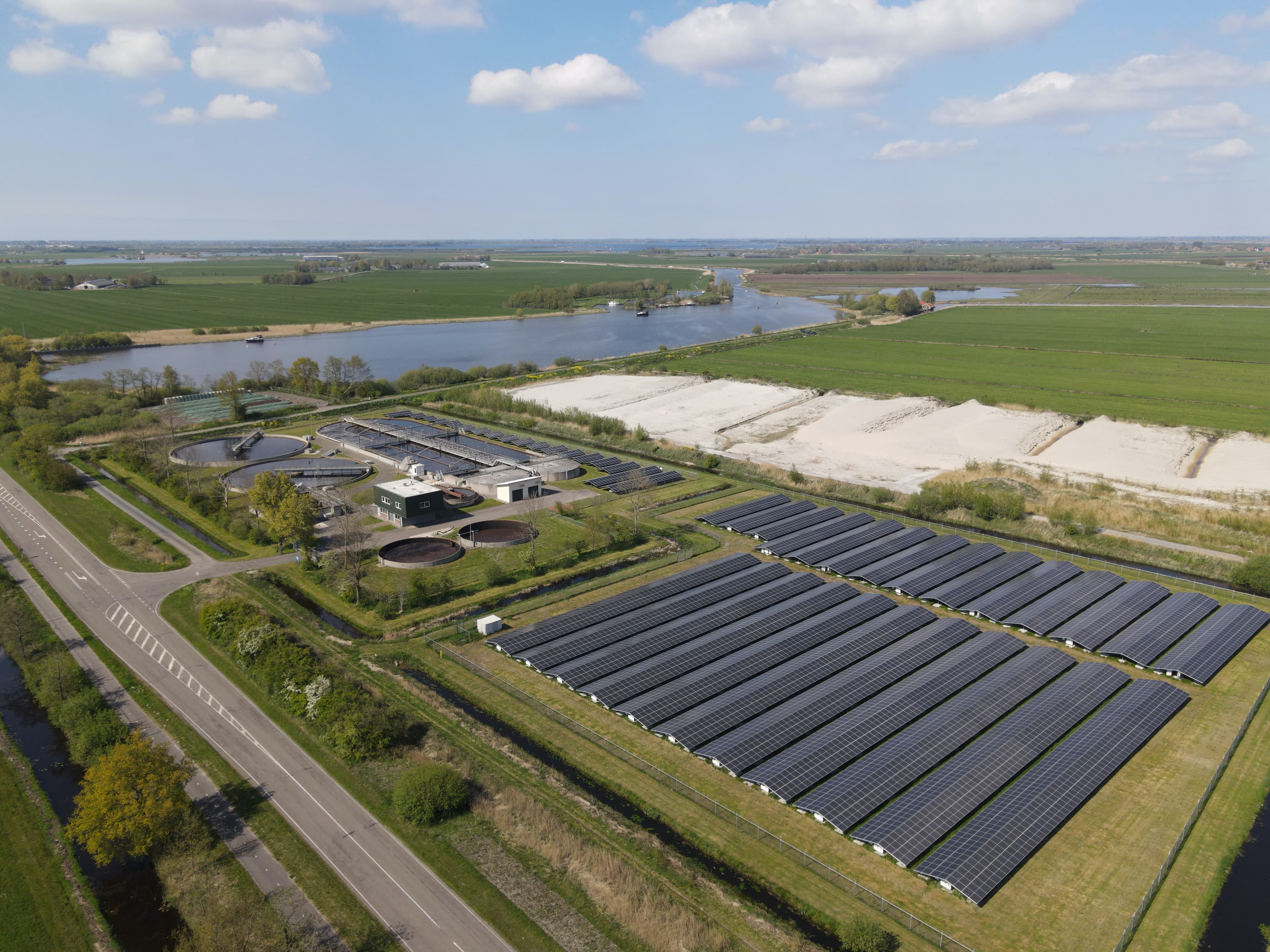 Las Energías Renovables son aquellas que se obtienen a partir de fuentes naturales inagotables, como el sol, el viento, el agua, el calor geotérmico y la biomasa. Estas energías son consideradas "renovables" debido a que su disponibilidad no se agotará con el tiempo, a diferencia de los combustibles fósiles, que son finitos.

Además, las energías renovables son una alternativa sostenible y ecológica a los combustibles fósiles, ya que no emiten gases de efecto invernadero ni otros contaminantes perjudiciales para el medio ambiente. Su adopción a nivel global es crucial para combatir el cambio climático y garantizar un futuro energético más seguro y sostenible.

Las energías renovables pueden ser utilizadas para generar electricidad, calefacción y refrigeración. Su tecnología ha avanzado significativamente en los últimos años, lo que ha llevado a una mayor accesibilidad y asequibilidad para los consumidores. La inversión en energías renovables es un paso importante hacia un futuro energético más sostenible y verde.